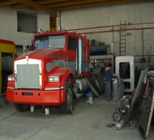 Tractocamión en área interior de reparación