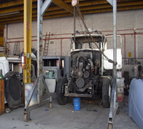 Tractocamión en reconstrucción dentro del taller
